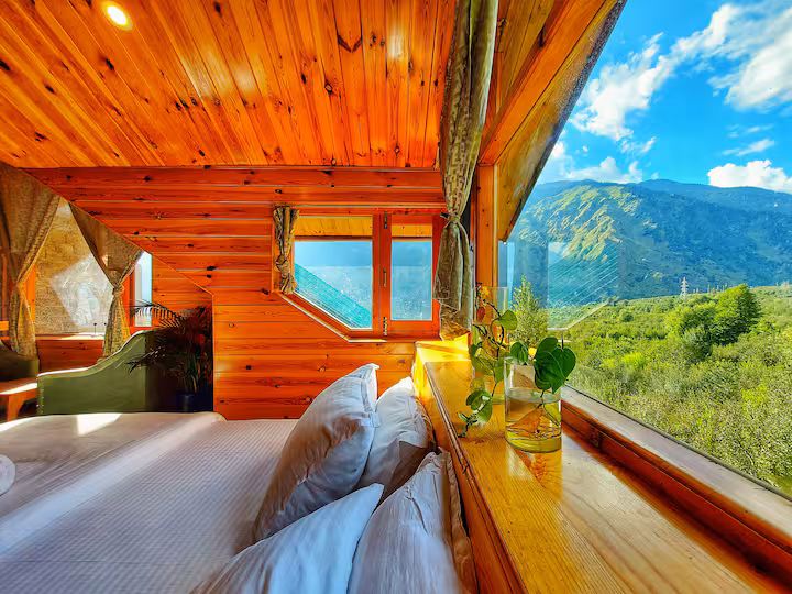Simple twin room at Tranquil Meadows Inn